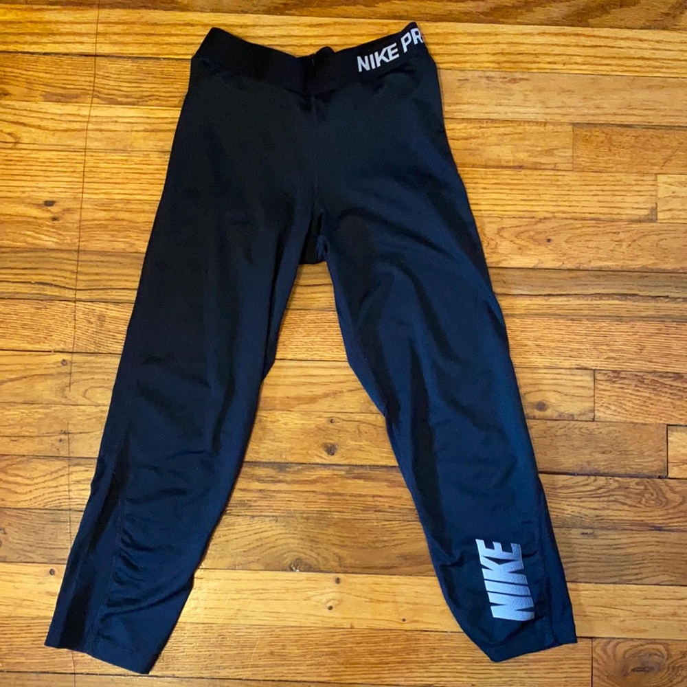 Black cropped Nike leggings